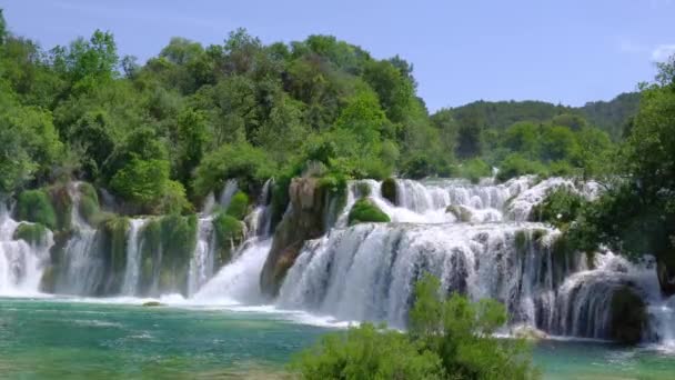 Belles chutes d'eau au parc national de Krka en Croatie. — Video
