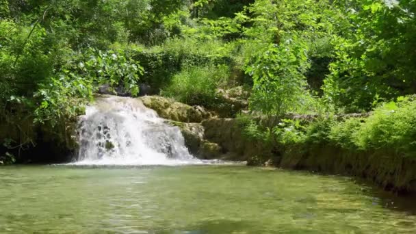 Gyönyörű vízesések a Krka Nemzeti Parkban Horvátországban. — Stock videók