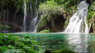 Yaz mevsiminde Plitvice Gölleri Ulusal Parkı 'nda Şelale, Hırvatistan