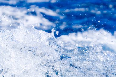 Arka planda beyaz dalga olan soyut mavi deniz suyu. Adreyatik denizi, mavi Akdeniz.