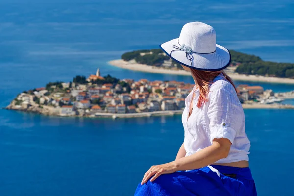 Mulher turística em um chapéu de palha branco no belo mar Adriático azul e acolhedor fundo ilha Croácia — Fotografia de Stock