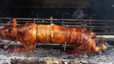 Kömürde ızgara domuz ve dönen tükürük