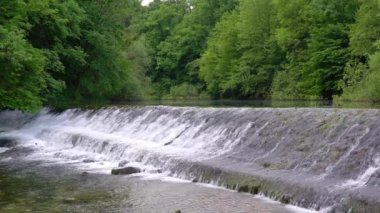 Eşik, taşların arasında biyo suyu akan küçük bir dağ nehrinde yer almaktadır..