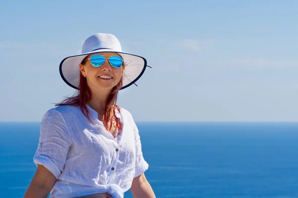 Turistkvinna i en vit halmhatt på vacker blå Adriatiska havet bakgrund. Kroatien under semester — Stockfoto