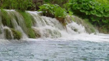Yaz mevsiminde Plitvice Gölleri Ulusal Parkı 'nda Şelale, Hırvatistan