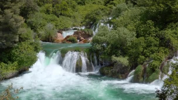 Hermosas cascadas en el Parque Nacional Krka en Croacia. — Vídeo de stock