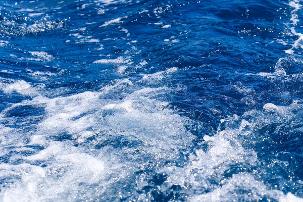 Abstrato água do mar azul com onda branca para fundo. Mar Adreático, mar Mediterrâneo azul. — Fotografia de Stock