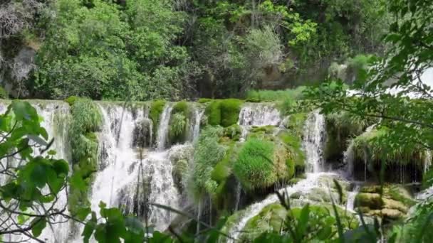 Vackra vattenfall vid Krka nationalpark i Kroatien. — Stockvideo