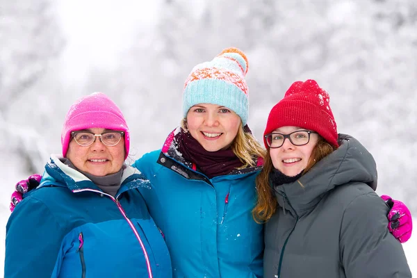 Glückliche Familienwanderungen im Winter bei schönem Wetter. Genießen Sie die gemeinsame Zeit im Urlaub — Stockfoto
