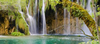 Yaz mevsiminde Plitvice Gölleri Ulusal Parkı 'nda Şelale, Hırvatistan