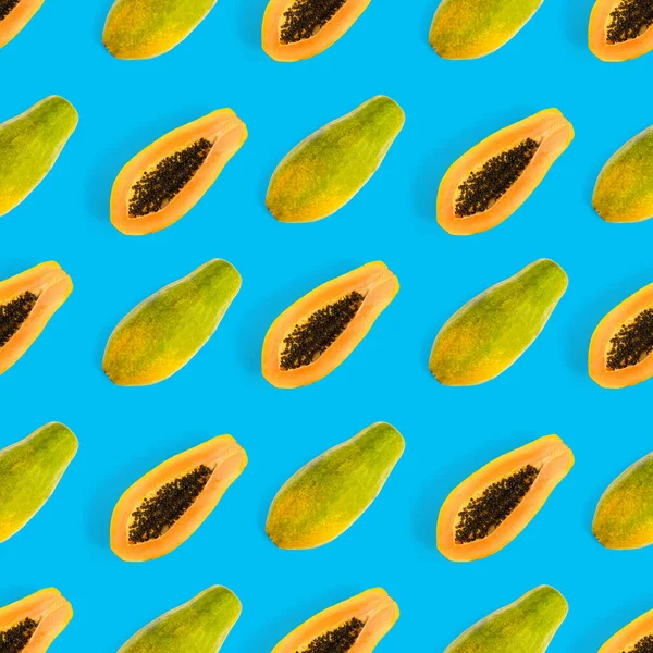 Świeże dojrzałe papaja płynny wzór na niebieskim tle. Tropikalne abstrakcyjne tło. Widok z góry. — Zdjęcie stockowe