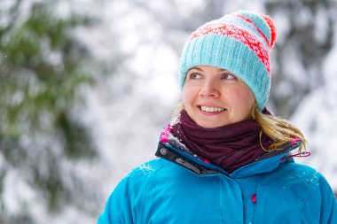 Kış Seyahati konsepti. Harika kış gününün tadını çıkaran kadın kış turizmi.