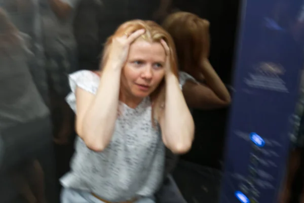 Mujer con Claustrofobia en el ascensor. Claustrofobia en el concepto de espacio pequeño —  Fotos de Stock