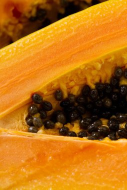 Papaya beyazı izole eder. Lezzetli, olgun papaya. Yakın plan kesilmiş.