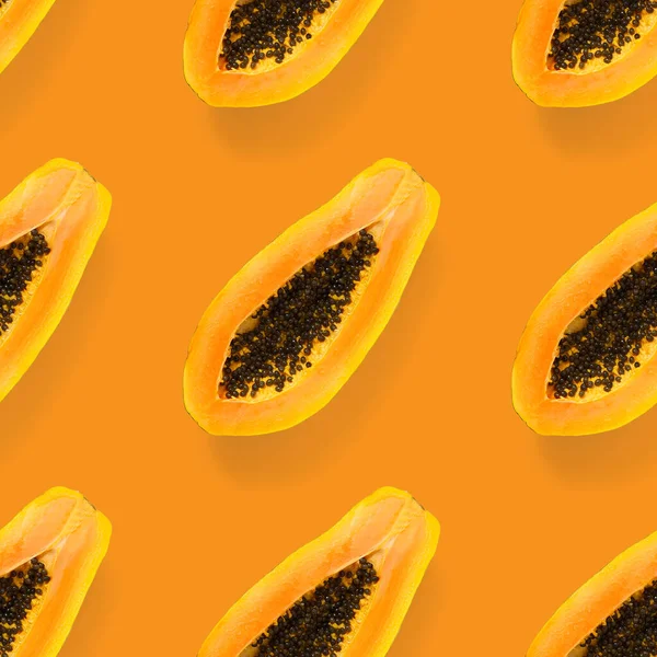 Patrón fresco sin costuras de papaya madura sobre fondo naranja. Fondo abstracto tropical. Vista superior. —  Fotos de Stock
