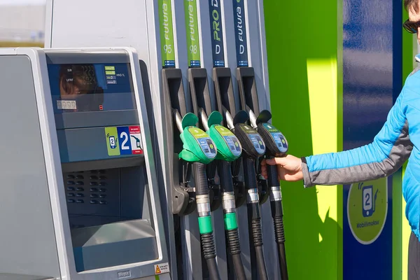13.05.2021 - Tallin, Estonia el hombre de la gasolinera Neste elige el tipo de combustible para su coche — Foto de Stock