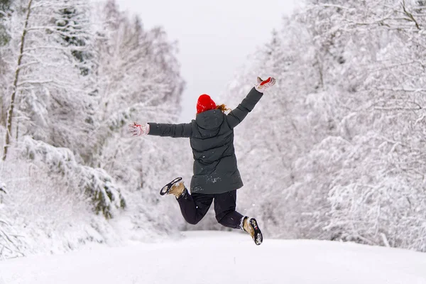 Concetto Winter Travel. Femmina godendo di splendida giornata invernale Turismo invernale. — Foto Stock