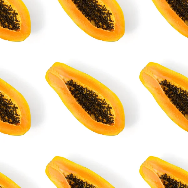 Färsk mogen papaya sömlös mönster på vit bakgrund. Tropisk abstrakt bakgrund. Ovanifrån. — Stockfoto