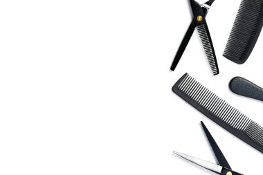 Makas ve kuaför hizmetleri için tarakların beyaz düzeni