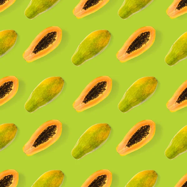 Świeże dojrzałe papaja płynny wzór na zielonym tle. Tropikalne abstrakcyjne tło. Widok z góry. — Zdjęcie stockowe