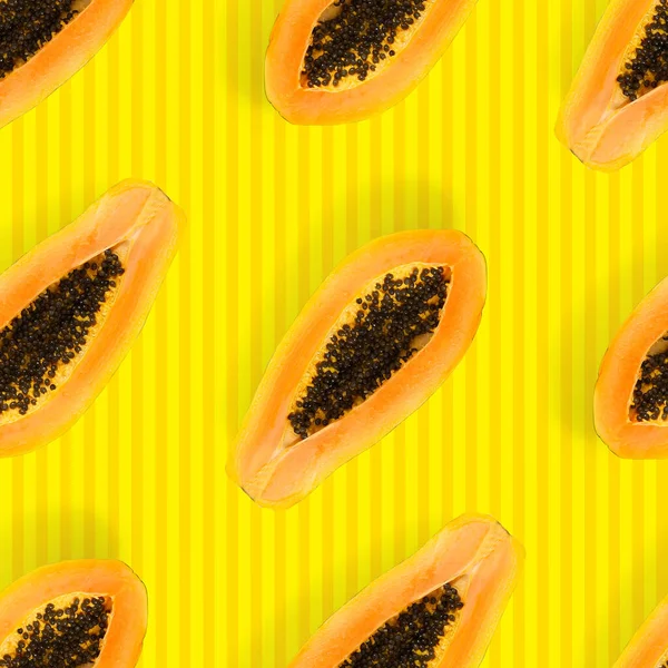 Świeże dojrzałe papaja bezszwowy wzór na żółtym tle. Tropikalne abstrakcyjne tło. Widok z góry. — Zdjęcie stockowe
