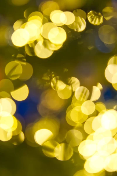 Размытые рождественские огни абстрактного фона на темном фоне. круговые отражения рождественских огней — стоковое фото