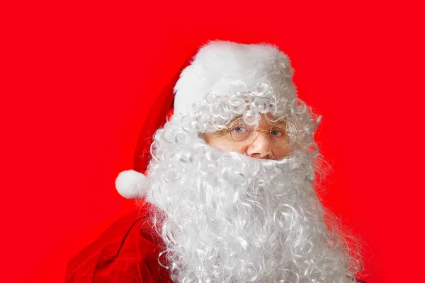 Portrait d'un homme habillé en Père Noël sur fond rouge — Photo