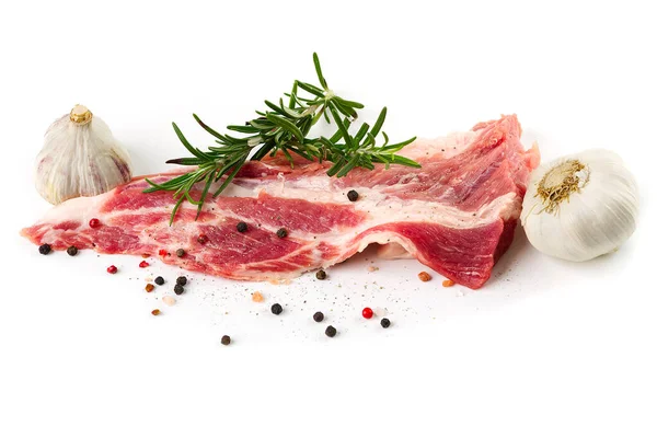 Chuleta de cerdo jugosa fresca con hierbas y romero aislado en blanco, de cerca. — Foto de Stock