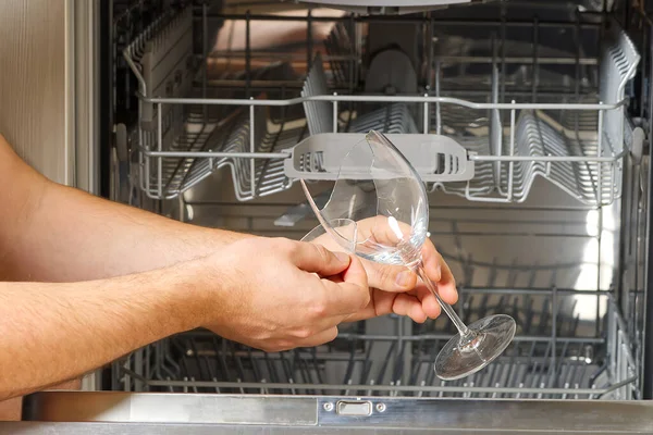 Розбитий келих вина в посудомийній машині після прання . — стокове фото