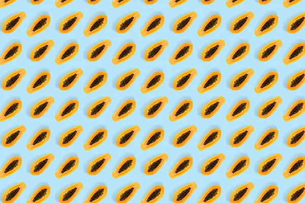 Свіжий стиглий папайї фон на синьому фоні. Тропічний абстрактний фон. Вид зверху. сучасні — стокове фото