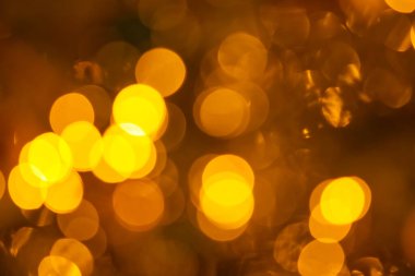 Karanlık arka planda bulanık noel ışıkları soyut arkaplan. Noel ışıklarının dairesel yansımaları