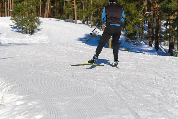 Esqui cross-country no dia ensolarado de inverno. esqui cross country, close-up. — Fotografia de Stock