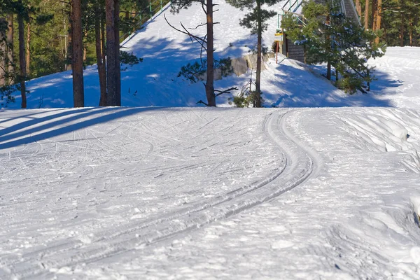 Cross-country skiing Tracks on snow in suny day. winter sport skiing trucks — Stock Photo, Image