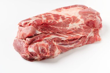Beyaz arka planda taze çiğ domuz eti izole edilmiş..