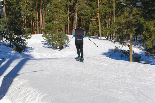 Esqui cross-country no dia ensolarado de inverno. esqui cross country, close-up. — Fotografia de Stock