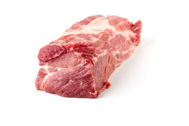 Beyaz arka planda taze çiğ domuz eti izole edilmiş..