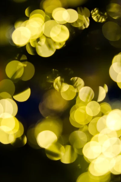 Размытые рождественские огни абстрактного фона на темном фоне. круговые отражения рождественских огней — стоковое фото
