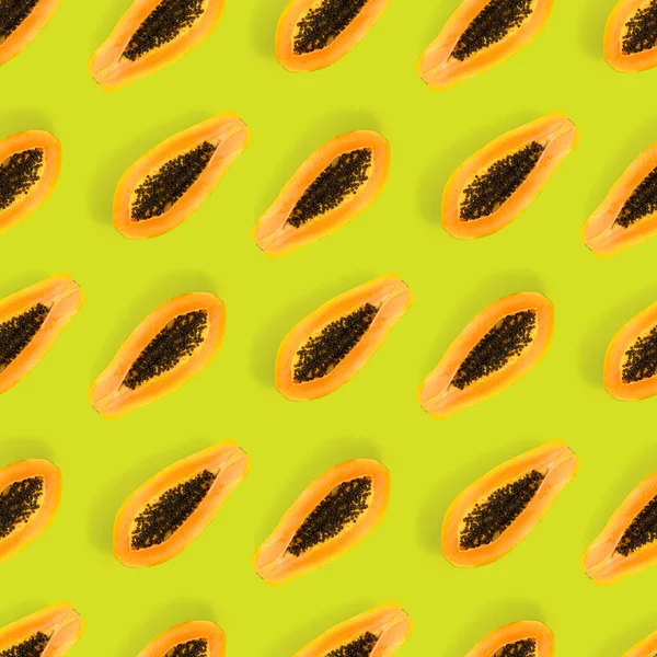 Fresh ripe papaya seamless pattern on green background. Tropical abstract background. Top view. — Stock Photo, Image