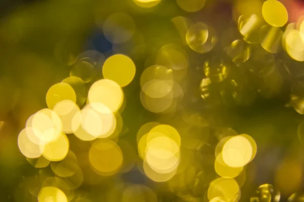 Borrosa luces de Navidad fondo abstracto sobre fondo oscuro. reflexiones circulares de las luces de Navidad — Foto de Stock