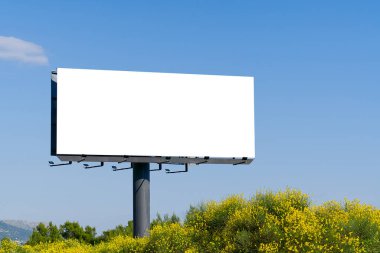 Gökyüzüne karşı boş ilan panosu. Billboard - Boş ekranlı büyük boş ilan panosu ve açık hava reklam afişi için güzel gökyüzü, Boşluğu Kopyala