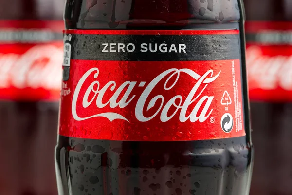 Tallinn, Estónia - 12.02.21. Uma garrafa de refrigerantes Coca-Cola. CocaCola Zero shugar — Fotografia de Stock