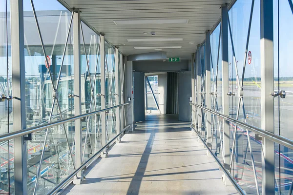 Fluggastbrücke PBB zum Einsteigen in Flugzeug. Boarding Gate Eingang zum Bahnhof von via Skybridge — Stockfoto