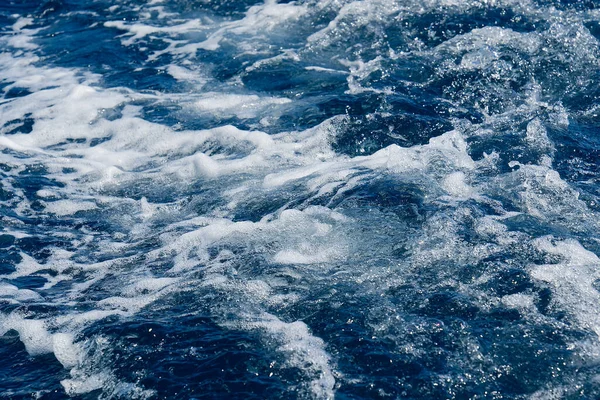 Profundo mar Mediterráneo turquesa y azul con fondo de textura. Fondo plano de superficie de agua de mar aqua —  Fotos de Stock