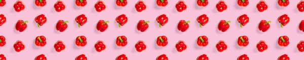 Bulgarisk röd paprika på rosa bakgrund. bakgrund inte sömlös mönster — Stockfoto