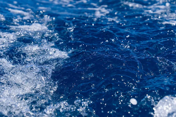 Azul-turquesa e azul mar Mediterrâneo com fundo de textura. Imagem de fundo da superfície da água do mar do aqua — Fotografia de Stock