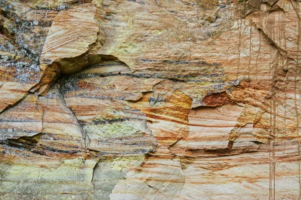 A textura das camadas de rochas arenosas. Camadas de depósitos de areia, horizontes Devonianos. Estrutura do solo permitem engolir areia — Fotografia de Stock