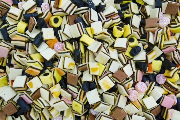 Dulces de colores en la tienda de dulces. El fondo colorido hecho de jalea de postre Detalle de la tienda de dulces —  Fotos de Stock