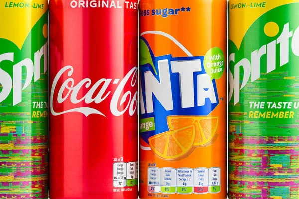 Tallinn, Estónia 24.04.21: Coca-Cola, Sprite e Fanta novo metall Latas isoladas sobre branco. A Coca-Cola Company produziu bebidas. refrigerantes em latas de metal. — Fotografia de Stock