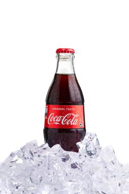 Tallinn, Estonya - 12.02.21. Bir şişe Coca Cola alkolsüz içecek. Beyaz cocacola şişesinde izole edilmiş.