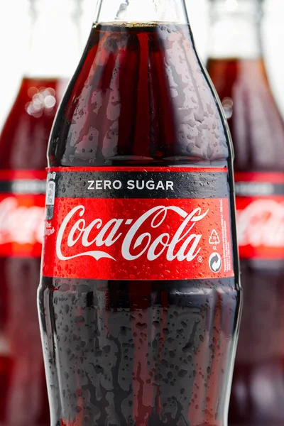 Tallinn, Estónia - 12.02.21. Uma garrafa de refrigerantes Coca-Cola. CocaCola Zero shugar — Fotografia de Stock